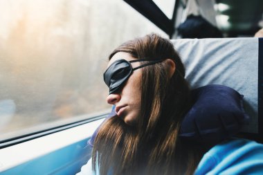 Kadın Gezgin uyur, tatlı bir şekilde seyahat yaşam tarzı tren