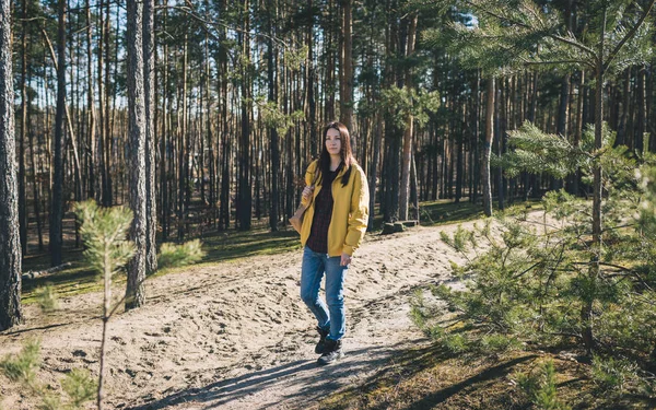 Utazás életmód nő utazik az erdőben — Stock Fotó
