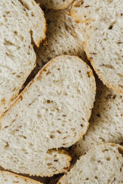 Üstten Görünüm dilimlenmiş kepekli ekmek ile keten tohumu. Ekmek fırın arka plan. Set ekmek