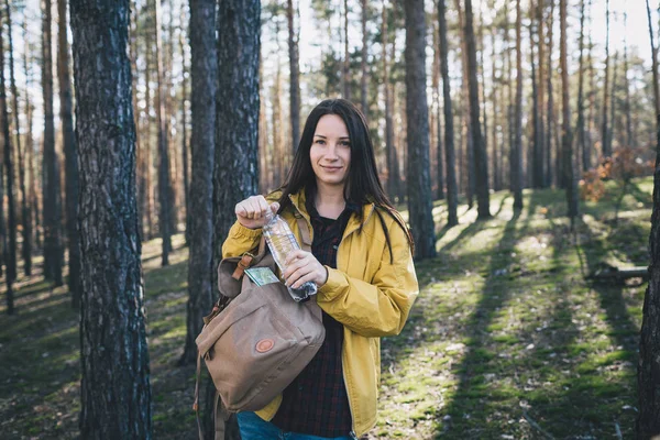 Portre Mutlu Genç Kadın Gezgin Ormanın Içinde Sırt Çantası Ile — Stok fotoğraf