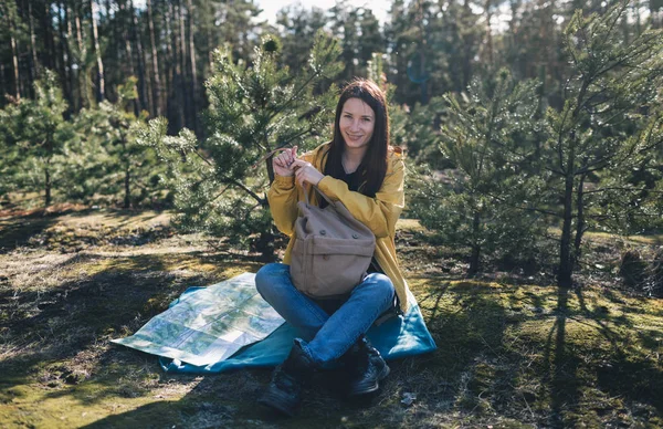 Молодая Женщина Отдыхающая Лесной Лужайке Туристический Стиль — стоковое фото