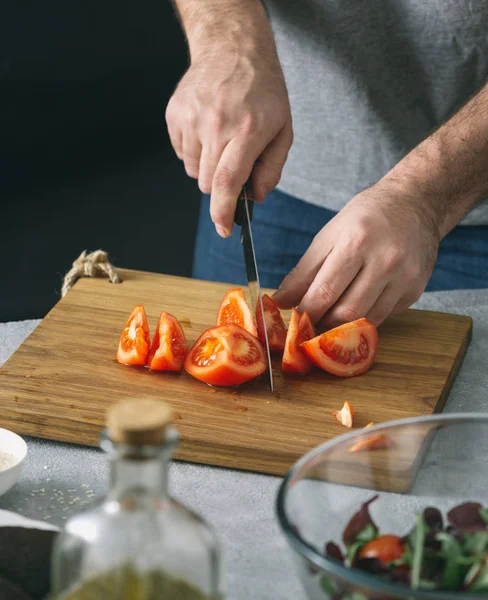 Концепция Приготовления Чистой Пищи Человек Готовит Овощной Салат — стоковое фото