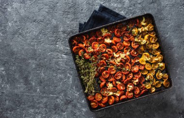 Kopyalama alanı en iyi manzaralı koyu arka plan üzerinde fırın tepsisine sulu domates fırında