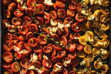 Koyu arka plan üstten görünüm üzerinde bir fırın tepsisine sulu domates fırında