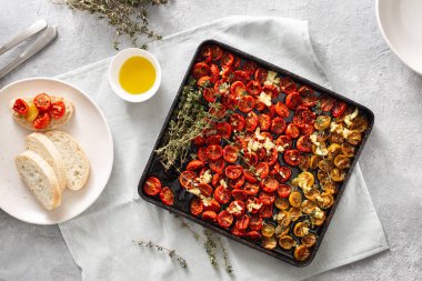 Kırmızı kiraz domates beton arka plan üstten görünüm üzerinde fırın tepsisine pişmiş