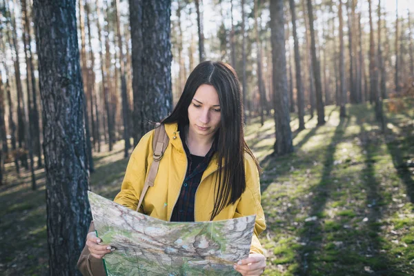 Молодая Женщина Туристической Картой Природе — стоковое фото
