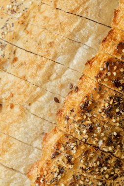 Dilimlenmiş ekmek, kepekli ekmek ile keten tohumu, susam ve Poppy kapatın. Ekmek fırın arka plan. Set ekmek