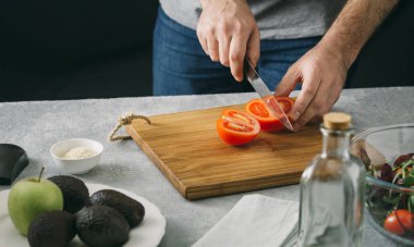 Sebze salatası hazırlama adam. Pişirme vejetaryen temiz gıda kavramı