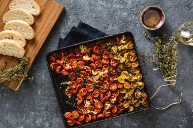 Pişirme tepsisi üst görünümünde kırmızı pişmiş kiraz domates