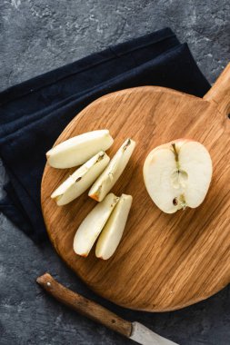 Ahşap kesme tahtası üst görünümü üzerinde olgun elma dilimleri