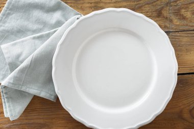 Ahşap arka plan üst görünümü rustik tarzı üzerinde peçete ile boş plaka