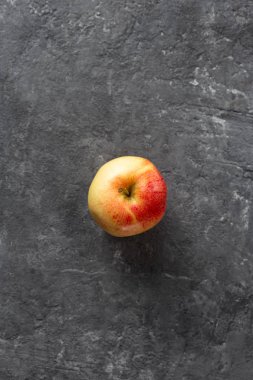 Koyu taş arka plan üst görünümünde tüm olgun kırmızı elma