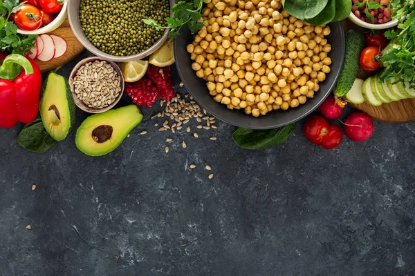 Hozzávalók Vegetáriánus Ételek Főzéshez Különböző Nyers Zöldségek Gabonafélék Felülnézet Sötét — Stock Fotó