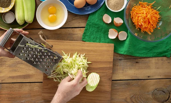 Męskie Ręce Przygotowujące Potrawy Wegetariańskie Gotowanie Kotlety Warzywne — Zdjęcie stockowe