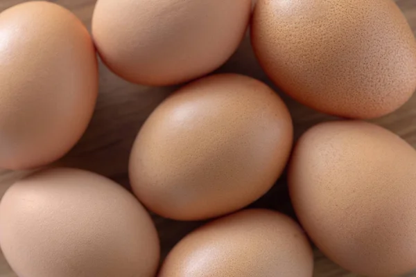 Bruine Rauwe Eieren Houten Achtergrond Bovenaanzicht — Stockfoto