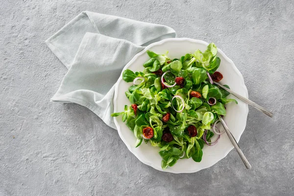 Salade Schaal Met Mache Bladeren Gebakken Tomaten Concrete Achtergrond Bovenaanzicht — Stockfoto