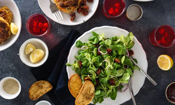 Tavolo Pranzo Con Ciotola Insalata Verde Cotolette Stile Rustico — Foto Stock