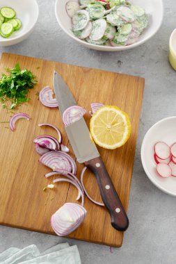 Sağlıklı gıda ham maddeler turp, salatalık ve yoğurt üst görünümü ile sebze salatası pişirme