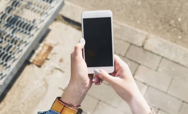 Boş ekranlı akıllı telefonu tutan kadın eller