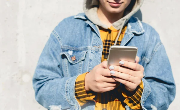 Jeune Femme Utilisant Son Smartphone Dans Rue Femme Textos Sur — Photo