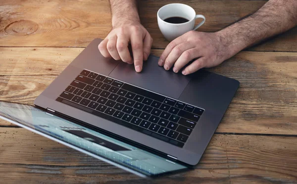 Homem Falando Tempo Real Nas Redes Sociais Homem Usando Laptop — Fotografia de Stock