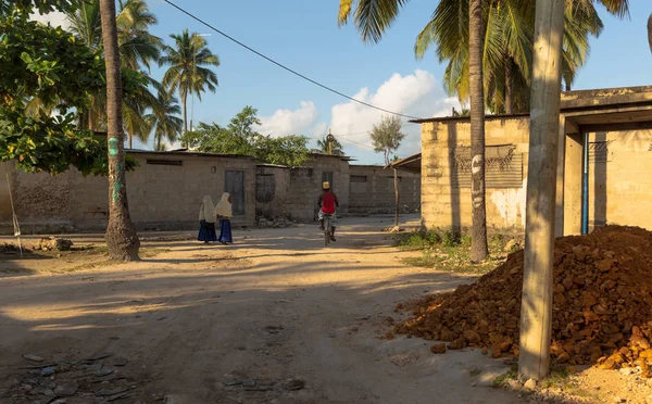 Crianças Locais Vão Escola Manhã Numa Aldeia Africana Zanzibar Tanzânia — Fotografia de Stock