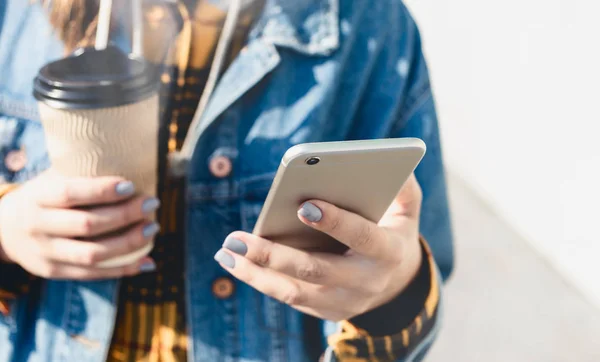 Mujer Joven Mensajes Texto Caminando Por Una Calle Ciudad — Foto de Stock