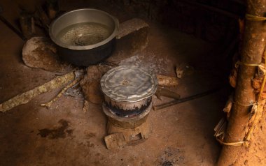 Afrika'da yoksulluk. Fakir Afrika köyünde yemek pişirmek