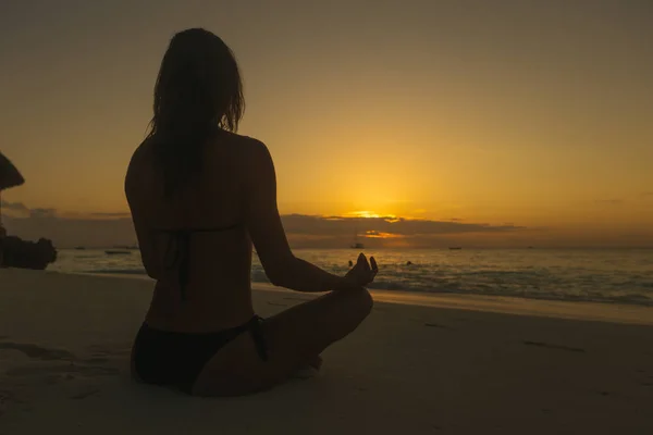 Женщины Медитируют Берегу Океана Закате — стоковое фото