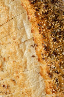 Dilimlenmiş ekmek, kepekli ekmek ile keten tohumu, susam ve Poppy kapatın. Ekmek fırın arka plan. Set ekmek