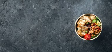 Kopyalama alanı ile karanlık arka planda sağlıklı beslenme plakası üst görünümü