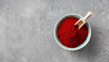 Kopya alanı üst görünümü ile beton arka plan üzerinde Biber biber tozu