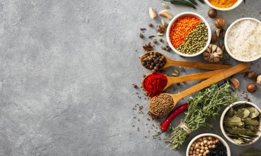 Baharat ve ot, pirinç ve wite backgraund üst görünümünde kopya alanı ile çeşitli fasulye