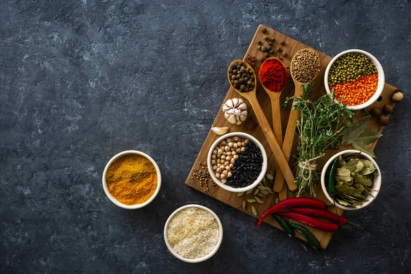 Gewürze Kräuter Reis Und Verschiedene Bohnen Und Gewürze Zum Kochen — Stockfoto