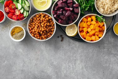 Yemek pişirmek için sağlıklı vejetaryen malzemeler seti. Baharatlı nohut, Fırında kabak ve pancar, kinoa ve sebze beton arka plan üzerinde kopya alanı üst görünümü ile