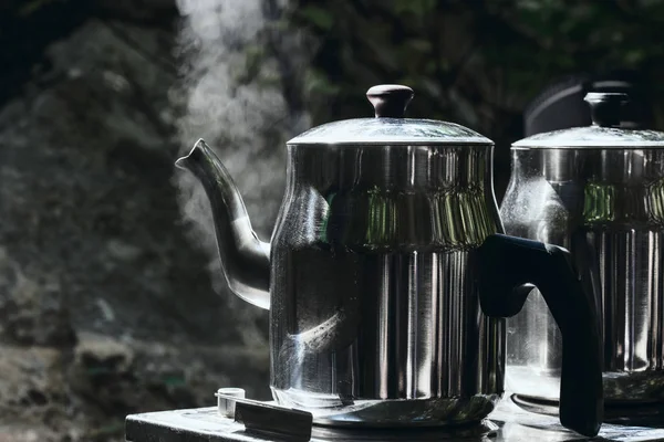 キャンプの休日の概念 熱いお茶と2つのティーポット — ストック写真