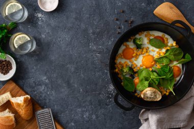 Sağlıklı kahvaltı yumurtaları koyu taş zemin üzerinde fotokopi alanı ile üst görünüm