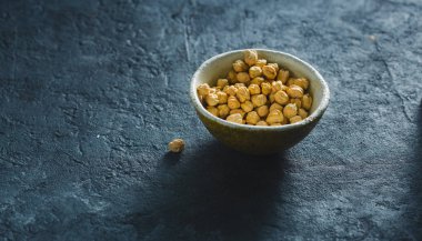 Kase nohut kopya alanı ile koyu taş arka plan üzerinde yakın