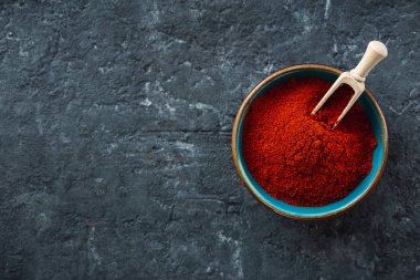 Kopya alanı üst görünümü ile koyu arka plan üzerinde Biber biber tozu