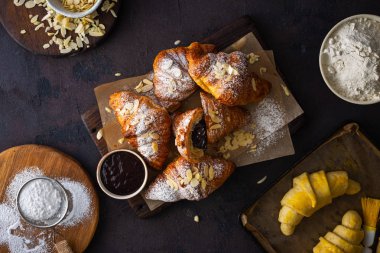 Koyu taş arka plan üst görünümünde çikolata ile taze kruvasan