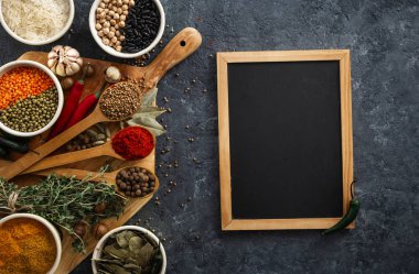 Menü arka planı. Pirinç ile baharat ve otlar üst görünümü ile Chalkboard, koyu arka plan üzerinde çeşitli fasulye