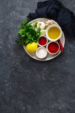 Arjantin yeşilchimichurri veya Chimmichurri salsa veya sos üst görünümü pişirme için Malzemeler