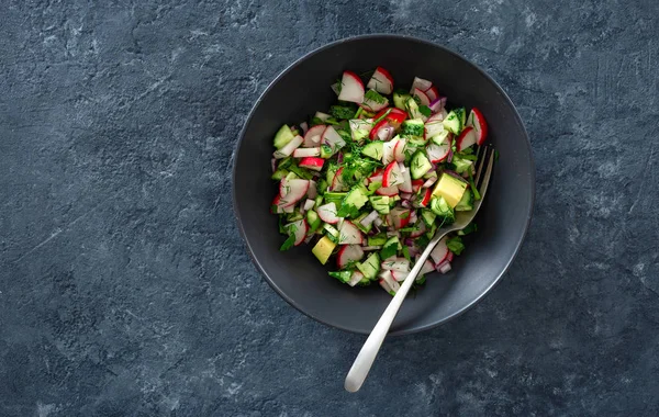 Salada saudável tigela rabanete pepino abacate vista superior — Fotografia de Stock