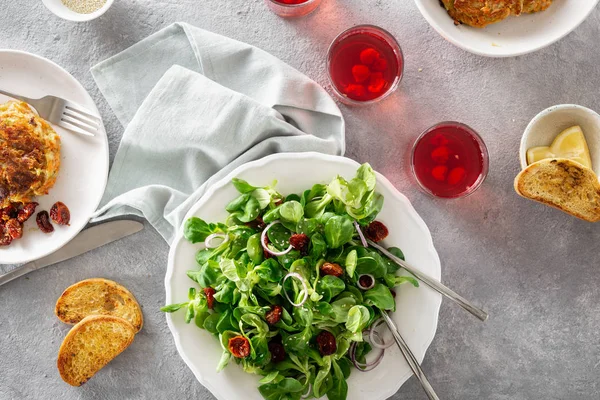 Mesa de cena vegetariana con chuletas de verduras de ensalada verde bowl — Foto de Stock