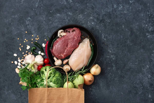 Papieren Tas Voedsel Met Groenten Fruit Vlees Een Donkere Achtergrond — Stockfoto