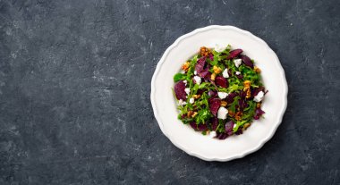 Koyu arka plan üst görünümde salata tabağı