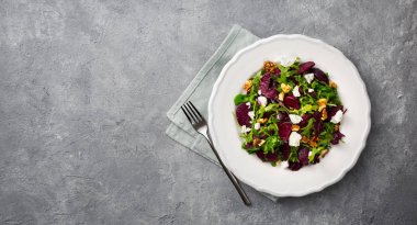Koyu arka plan üst görünümde salata tabağı