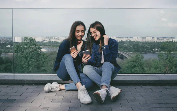 Два Счастливых Молодых Лучших Друга Используют Социальные Сети Своем Смартфоне — стоковое фото