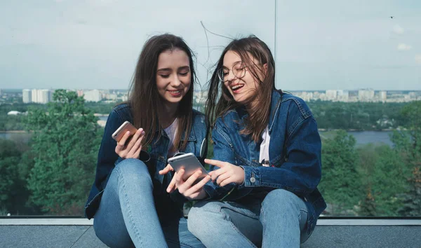 Jeunes Amis Amuser Avec Smartphone Dans Jour Printemps — Photo