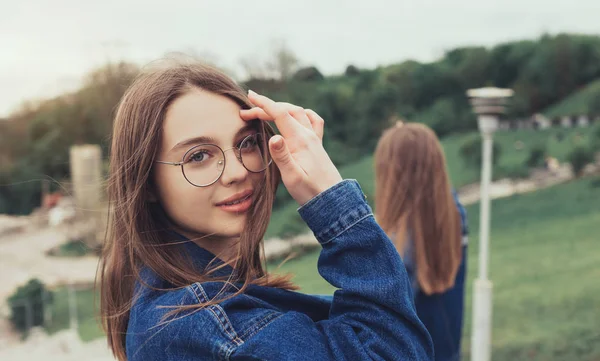 Portret Van Mooie Jonge Vrouwen Student Het Stadspark — Stockfoto